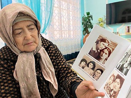 A new Uzbek owner of a former Jewish property in the mahalla Shark shows Vera her new book about her noble family’s history