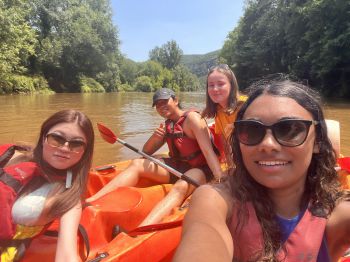 Tyanne kayaking with friends in a Toulouse river