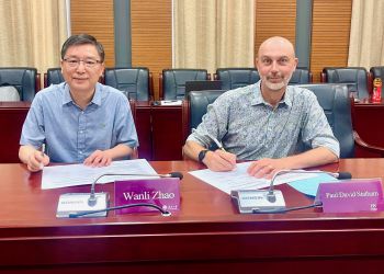 Paul Statham & Prof Zhao signing the MoU on behalf of the School of Sociology