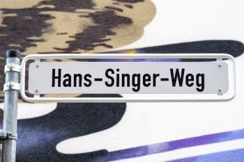 A photo of the street sign in honour pf Sir Hans Singer. The sign reads 'Hans-Singer-Weg'