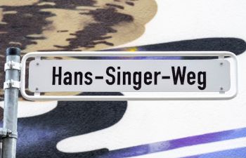 A photo of the street sign in honour pf Sir Hans Singer. The sign reads 'Hans-Singer-Weg'