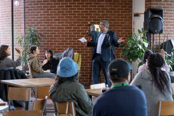 Robin Banerjee welcoming the international scholarship students