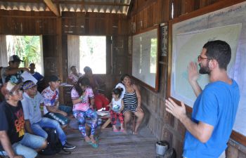 Dr Daniel Belilk leading a workshop with Yaminawa people