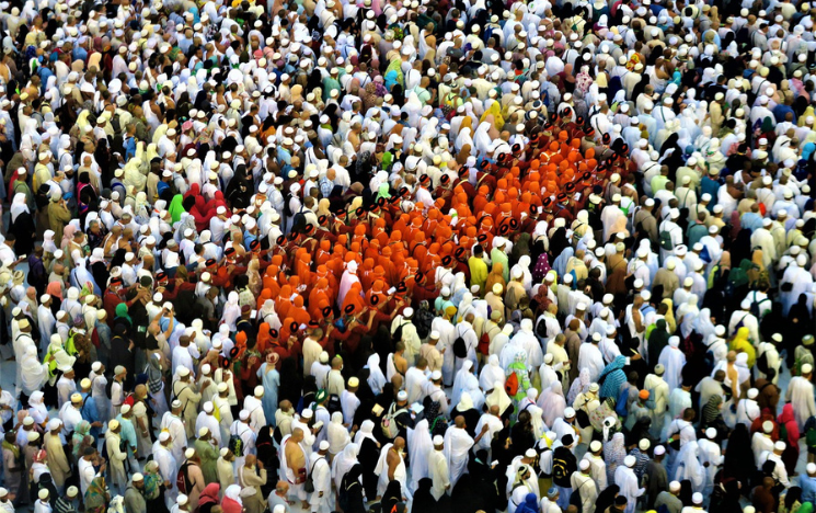 A crowd of muslim people on a pilgrimage to the holy city of Mecca