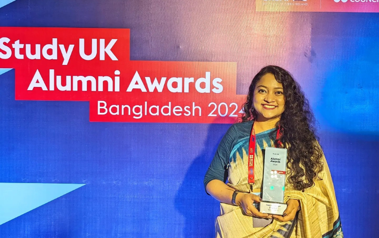 Tanjila Mazumder Drishti receiving her award at the Study UK Alumni Awards ceremony in Bangladesh.