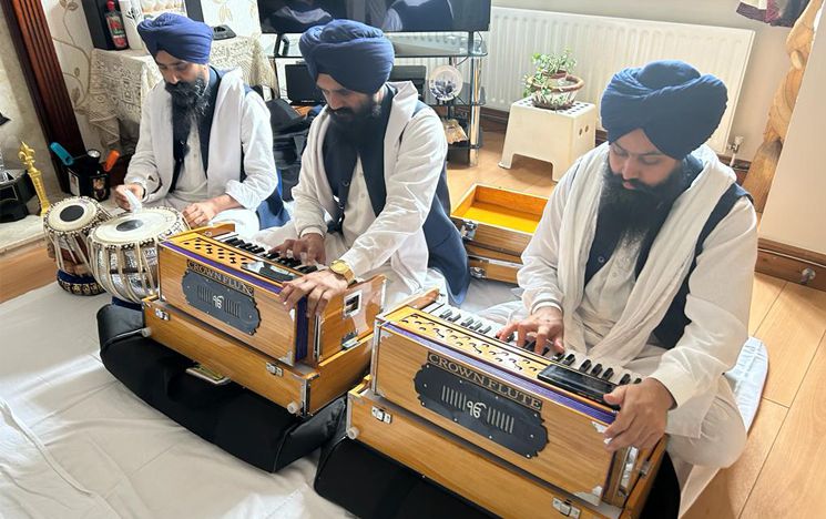 Amritsari ragi performing kirtan in a British Asian home