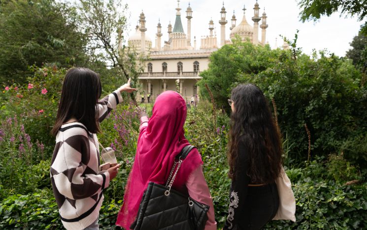Summer School students look towards the Royal Pavilion in the distance Summer School students look towards the Royal Pavilion in the distance